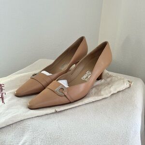 Salvatore Ferragamo Women's Beige Leather Pumps size 7.5